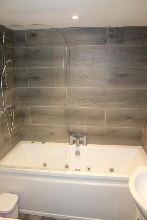 Albert Luxury Hottub & Jacuzzi Apartments Blackpool Esterno foto